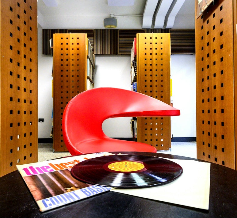 Rivivi il fascino del vinile: un’esperienza unica a Bologna