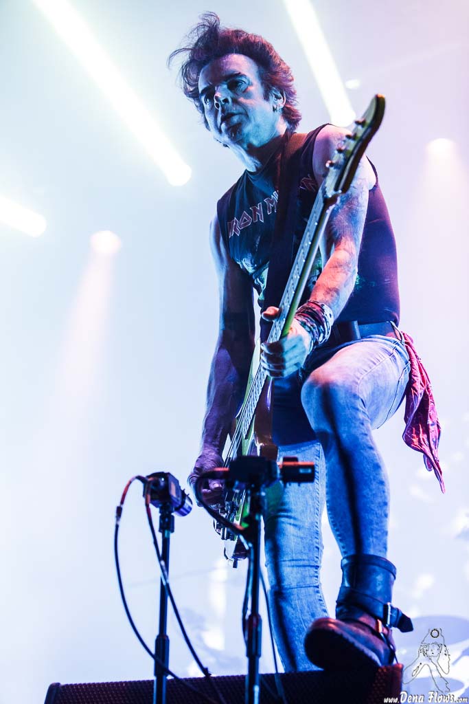 Simon Gallup lascia  i Cure